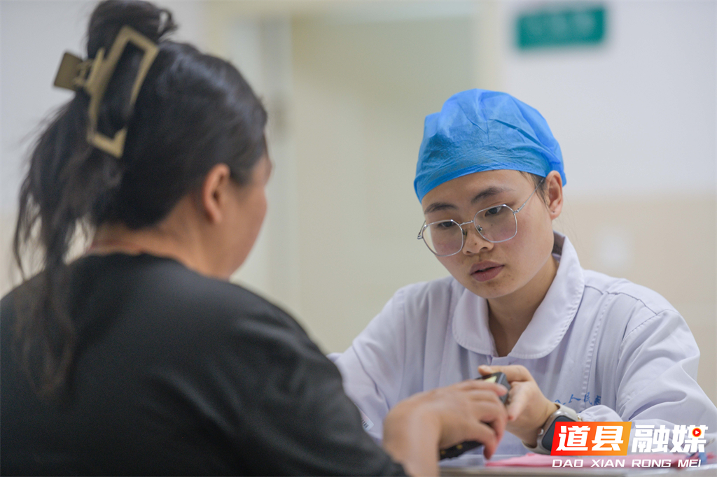 2026年5月11日，湖南省永州市道县人民医院120急救中心，护士唐宁正在急救车上逐一清点急救设备、核对药品清单，做好出诊前的最后准备。唐宁（26岁）与叶超荣（25岁）是道县人民医院的“护士夫妻档”：唐宁曾多科室轮岗，2024年支援邵阳抗疫获评“抗疫先锋”；叶超荣为妇产科护士，凭借专业与耐心成为科室业务骨干。道县人民医院有不少护士夫妻，他们是工作中的同事，也是生活中的伴侣。
