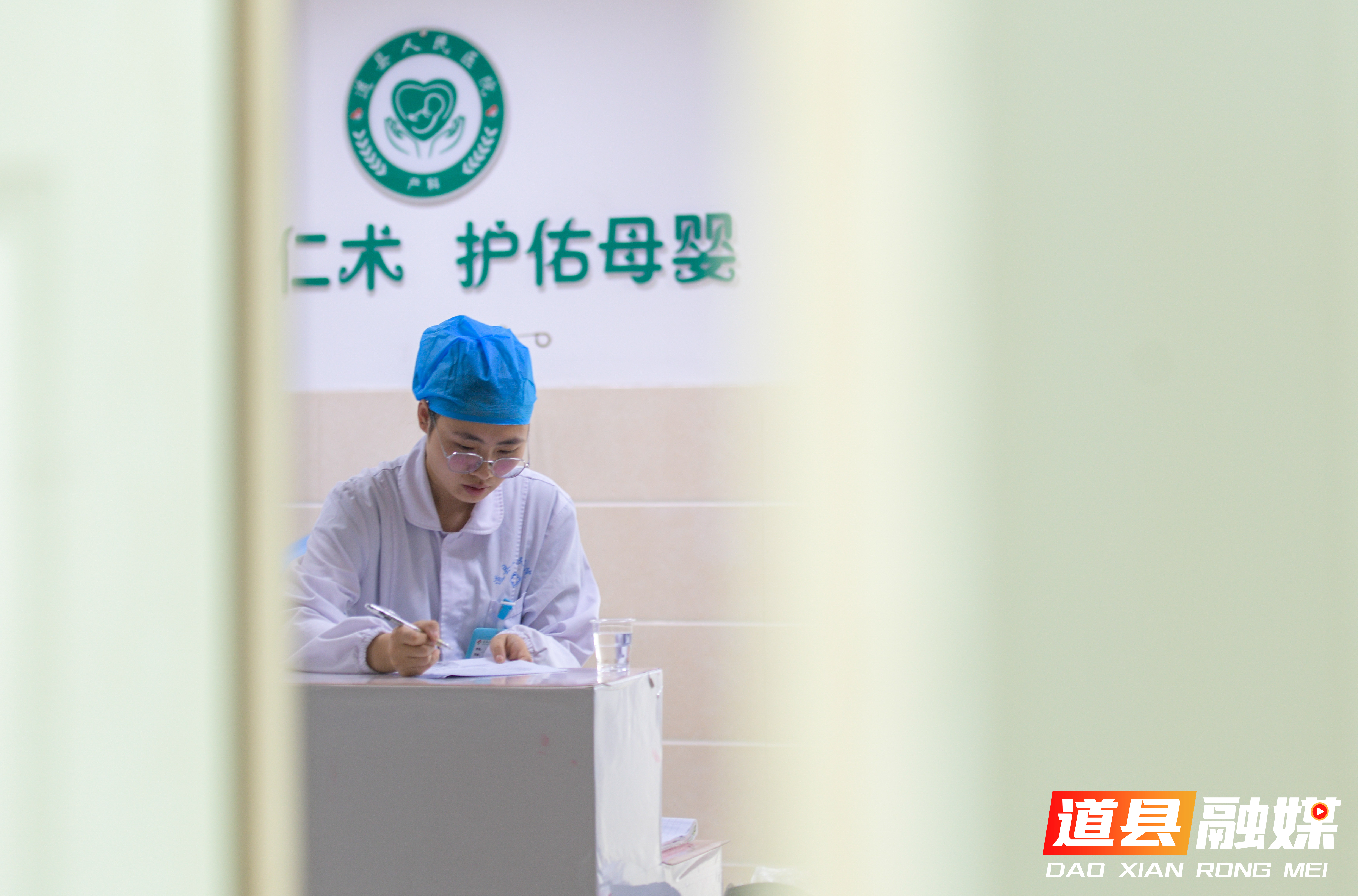 2026年5月11日，湖南省永州市道县人民医院120急救中心，护士唐宁正在急救车上逐一清点急救设备、核对药品清单，做好出诊前的最后准备。唐宁（26岁）与叶超荣（25岁）是道县人民医院的“护士夫妻档”：唐宁曾多科室轮岗，2024年支援邵阳抗疫获评“抗疫先锋”；叶超荣为妇产科护士，凭借专业与耐心成为科室业务骨干。道县人民医院有不少护士夫妻，他们是工作中的同事，也是生活中的伴侣。