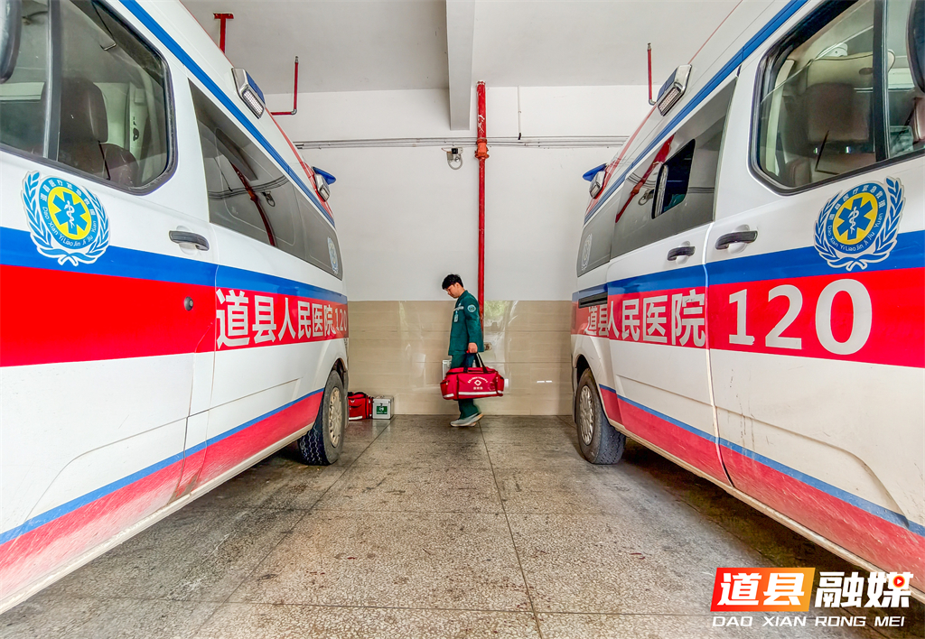 2026年5月11日，湖南省永州市道县人民医院120急救中心，护士唐宁正在急救车上逐一清点急救设备、核对药品清单，做好出诊前的最后准备。唐宁（26岁）与叶超荣（25岁）是道县人民医院的“护士夫妻档”：唐宁曾多科室轮岗，2024年支援邵阳抗疫获评“抗疫先锋”；叶超荣为妇产科护士，凭借专业与耐心成为科室业务骨干。道县人民医院有不少护士夫妻，他们是工作中的同事，也是生活中的伴侣。