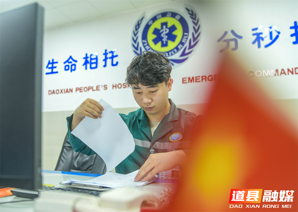 2026年5月11日，湖南省永州市道县人民医院120急救中心，护士唐宁正在急救车上逐一清点急救设备、核对药品清单，做好出诊前的最后准备。唐宁（26岁）与叶超荣（25岁）是道县人民医院的“护士夫妻档”：唐宁曾多科室轮岗，2024年支援邵阳抗疫获评“抗疫先锋”；叶超荣为妇产科护士，凭借专业与耐心成为科室业务骨干。道县人民医院有不少护士夫妻，他们是工作中的同事，也是生活中的伴侣。