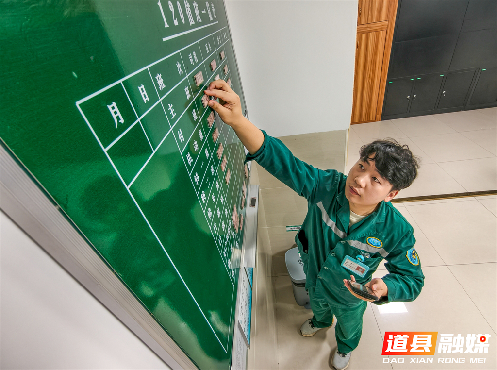 2026年5月11日，湖南省永州市道县人民医院120急救中心，护士唐宁正在急救车上逐一清点急救设备、核对药品清单，做好出诊前的最后准备。唐宁（26岁）与叶超荣（25岁）是道县人民医院的“护士夫妻档”：唐宁曾多科室轮岗，2024年支援邵阳抗疫获评“抗疫先锋”；叶超荣为妇产科护士，凭借专业与耐心成为科室业务骨干。道县人民医院有不少护士夫妻，他们是工作中的同事，也是生活中的伴侣。