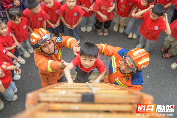 2026年5月12日是第18个全国防灾减灾日，道县消防救援大队邀请当地幼儿园孩子们走进消防营区开展防灾减灾教育主题活动，通过学习消防安全知识、体验消防车和消防水枪等形式，向孩子们普及防灾减灾知识，增强安全防范意识。