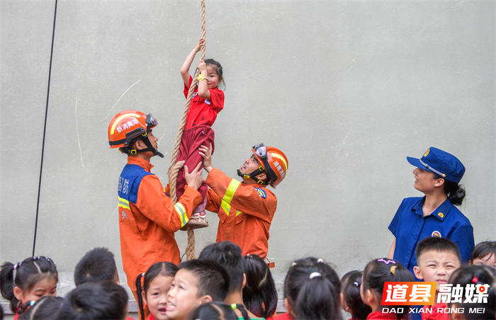 2026年5月12日是第18个全国防灾减灾日，道县消防救援大队邀请当地幼儿园孩子们走进消防营区开展防灾减灾教育主题活动，通过学习消防安全知识、体验消防车和消防水枪等形式，向孩子们普及防灾减灾知识，增强安全防范意识。