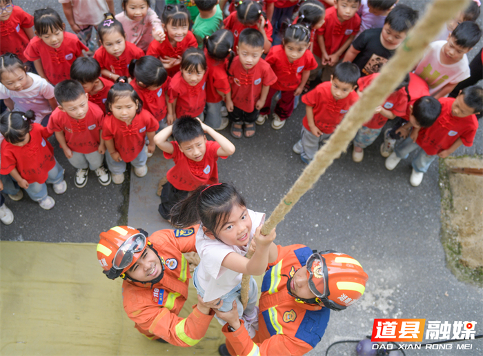2026年5月12日是第18个全国防灾减灾日，道县消防救援大队邀请当地幼儿园孩子们走进消防营区开展防灾减灾教育主题活动，通过学习消防安全知识、体验消防车和消防水枪等形式，向孩子们普及防灾减灾知识，增强安全防范意识。