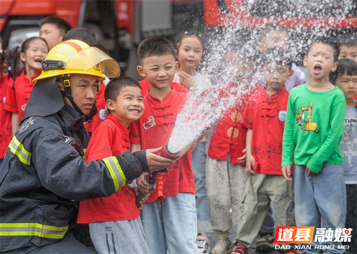 2026年5月12日是第18个全国防灾减灾日，道县消防救援大队邀请当地幼儿园孩子们走进消防营区开展防灾减灾教育主题活动，通过学习消防安全知识、体验消防车和消防水枪等形式，向孩子们普及防灾减灾知识，增强安全防范意识。