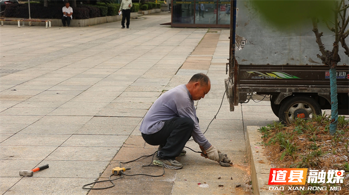 0514道县：路面“拔钉”除隐患 守护出行保平安04_副本.jpg