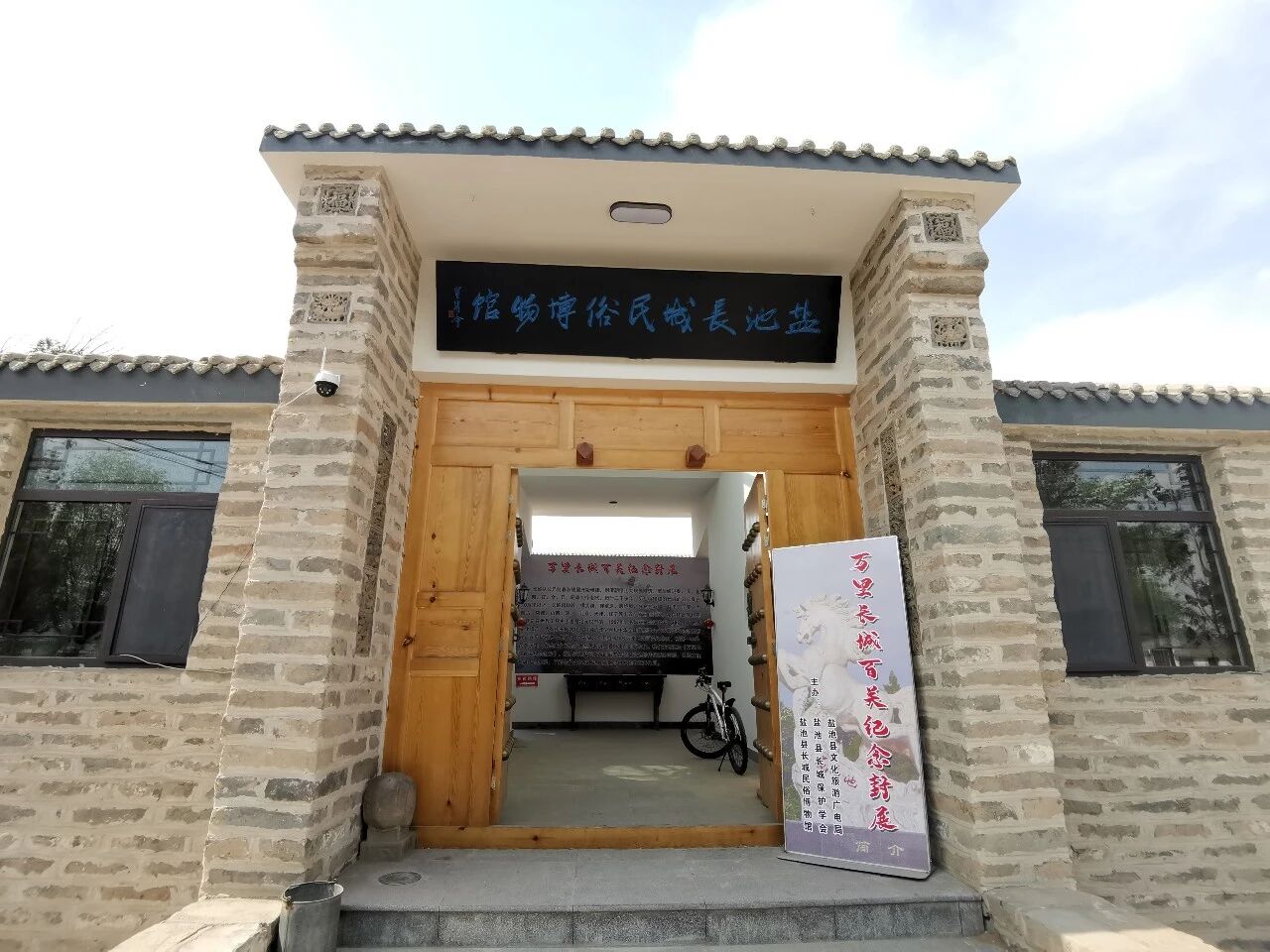 征集!分享你的博物馆独家记忆
国际博物馆日要到了
你最喜欢去逛的博物馆是哪一座呢?
走在博物馆中
好像穿越时光
抵达遥远的文明
你与博物馆的故事
可能是一张被掌心捂热的票根🎫
或许是一次和雕像的对视🗿
亦或是灯下卷起的纸页与褪色的字迹📜
P1南昌汉代海昏侯国遗址博物馆
P2湖南省博物馆
P3长沙博物馆
P4中国国家博物馆
P5陕西历史博物馆
P6三星堆博物馆
P7安阳博物馆
P8上海博物馆人民广场馆
P9河北地质大学博物馆
P10盐池长城民俗博物馆
想起这些故