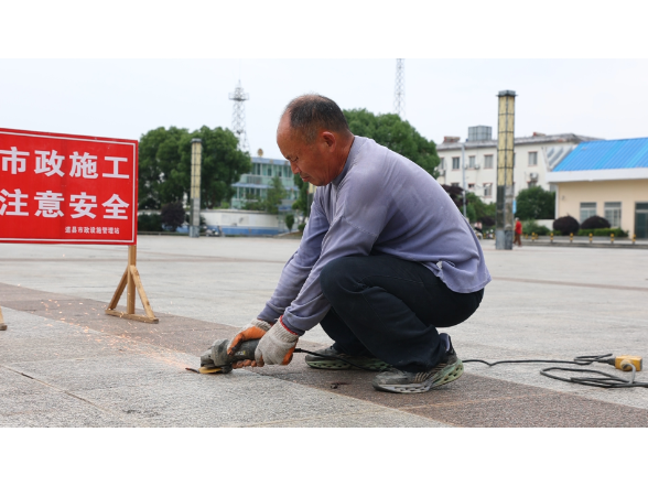 道县：路面“拔钉”除隐患  守护出行保平安