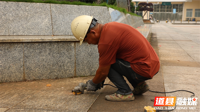 0514道县：路面“拔钉”除隐患 守护出行保平安05_副本.jpg