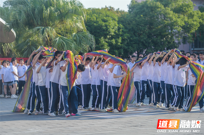 5月25日,道县第一中学开展以“赋能梦想,快乐前行”为主题的“5・25”心理健康月系列活动,通过毛毛虫竞速、“风火轮”等趣味减压游戏项目,帮助学生缓解学习压力、凝心聚力,感受运动带来的快乐。(摄影:蒋克青 唐志琼)
