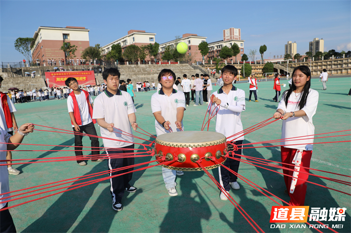 在道县敦颐高级中学运动场上，高三学生参与“同心击鼓、鼓舞人心”活动。连日来，道县敦颐高级中学开展心理健康月主题活动，学生参与“同舟共济”、“娃娃大战”和“同心击鼓、鼓舞人心”等趣味活动，舒缓压力、调节情绪、轻松迎接高考。（何红福 摄）
