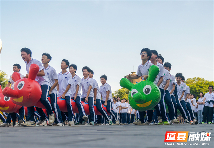 5月25日，道县第一中学开展以“赋能梦想，快乐前行”为主题的“5・25”心理健康月系列活动，通过毛毛虫竞速、“风火轮”等趣味减压游戏项目，帮助学生缓解学习压力、凝心聚力，感受运动带来的快乐。(摄影：蒋克青 唐志琼)