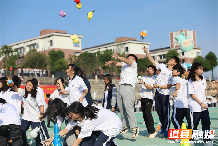 在道县敦颐高级中学运动场上，高三学生参与“同心击鼓、鼓舞人心”活动。连日来，道县敦颐高级中学开展心理健康月主题活动，学生参与“同舟共济”、“娃娃大战”和“同心击鼓、鼓舞人心”等趣味活动，舒缓压力、调节情绪、轻松迎接高考。（何红福 摄）