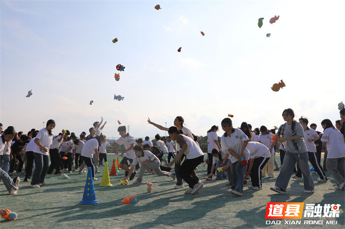 在道县敦颐高级中学运动场上，高三学生参与“同心击鼓、鼓舞人心”活动。连日来，道县敦颐高级中学开展心理健康月主题活动，学生参与“同舟共济”、“娃娃大战”和“同心击鼓、鼓舞人心”等趣味活动，舒缓压力、调节情绪、轻松迎接高考。（何红福 摄）