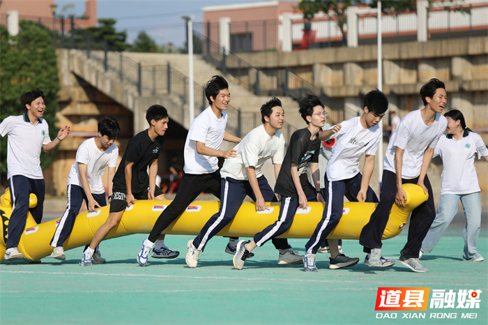 在道县敦颐高级中学运动场上，高三学生参与“同心击鼓、鼓舞人心”活动。连日来，道县敦颐高级中学开展心理健康月主题活动，学生参与“同舟共济”、“娃娃大战”和“同心击鼓、鼓舞人心”等趣味活动，舒缓压力、调节情绪、轻松迎接高考。（何红福 摄）