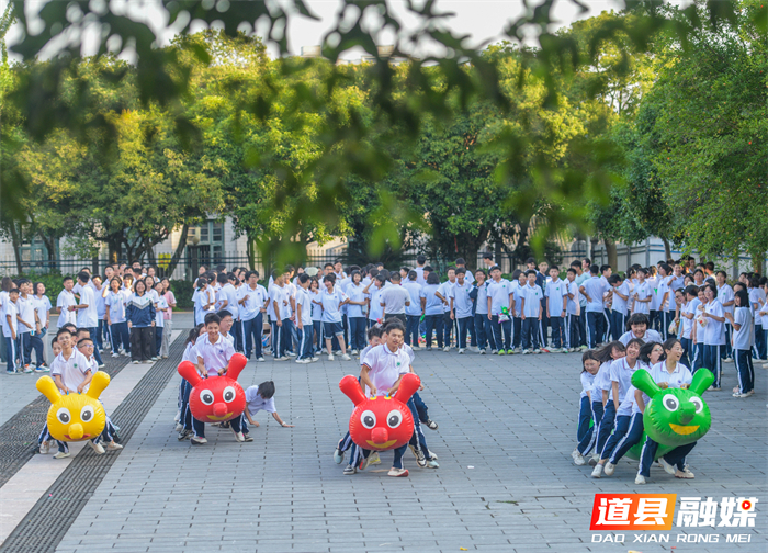 5月25日，道县第一中学开展以“赋能梦想，快乐前行”为主题的“5・25”心理健康月系列活动，通过毛毛虫竞速、“风火轮”等趣味减压游戏项目，帮助学生缓解学习压力、凝心聚力，感受运动带来的快乐。(摄影：蒋克青 唐志琼)