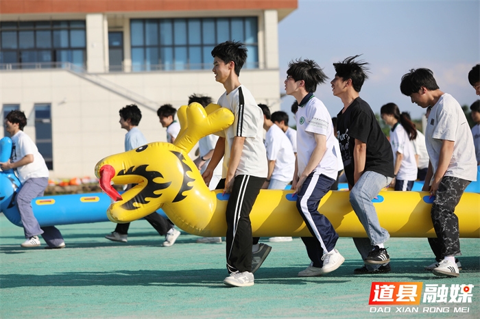 在道县敦颐高级中学运动场上,高三学生参与“同心击鼓、鼓舞人心”活动。连日来,道县敦颐高级中学开展心理健康月主题活动,学生参与“同舟共济”、“娃娃大战”和“同心击鼓、鼓舞人心”等趣味活动,舒缓压力、调节情绪、轻松迎接高考。(何红福 摄)