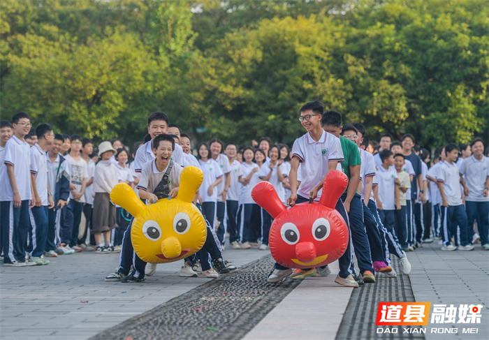 5月25日，道县第一中学开展以“赋能梦想，快乐前行”为主题的“5・25”心理健康月系列活动，通过毛毛虫竞速、“风火轮”等趣味减压游戏项目，帮助学生缓解学习压力、凝心聚力，感受运动带来的快乐。(摄影：蒋克青 唐志琼)