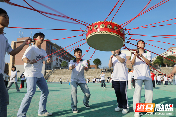 在道县敦颐高级中学运动场上，高三学生参与“同心击鼓、鼓舞人心”活动。连日来，道县敦颐高级中学开展心理健康月主题活动，学生参与“同舟共济”、“娃娃大战”和“同心击鼓、鼓舞人心”等趣味活动，舒缓压力、调节情绪、轻松迎接高考。（何红福 摄）