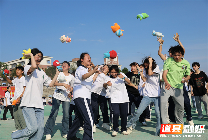 在道县敦颐高级中学运动场上，高三学生参与“同心击鼓、鼓舞人心”活动。连日来，道县敦颐高级中学开展心理健康月主题活动，学生参与“同舟共济”、“娃娃大战”和“同心击鼓、鼓舞人心”等趣味活动，舒缓压力、调节情绪、轻松迎接高考。（何红福 摄）