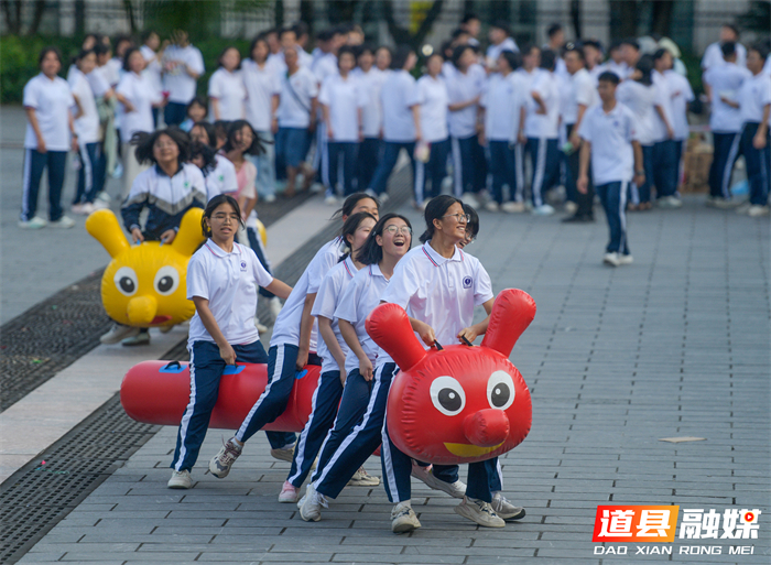 5月25日，道县第一中学开展以“赋能梦想，快乐前行”为主题的“5・25”心理健康月系列活动，通过毛毛虫竞速、“风火轮”等趣味减压游戏项目，帮助学生缓解学习压力、凝心聚力，感受运动带来的快乐。(摄影：蒋克青 唐志琼)