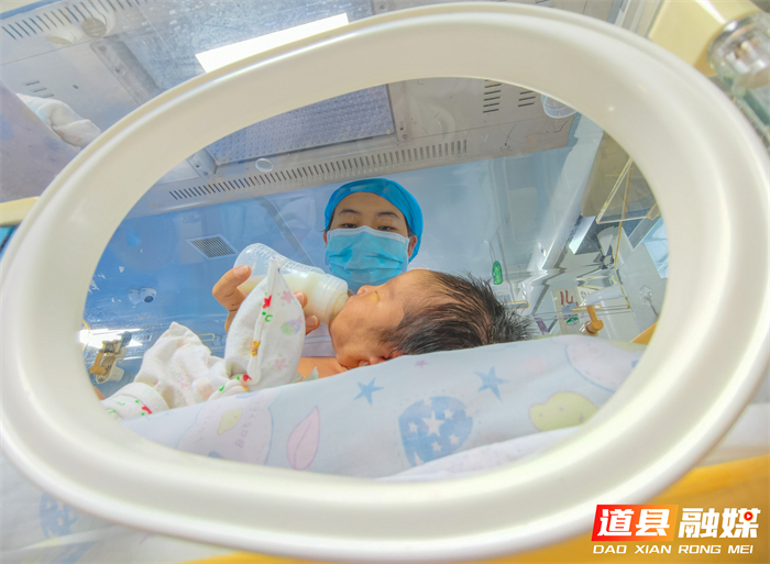 2026年5月1日，护士在道县人民医院新生儿科进行新生儿护理。当日是“五一”国际劳动节，当地医护人员忙碌在岗位上，在劳动中度过节日。