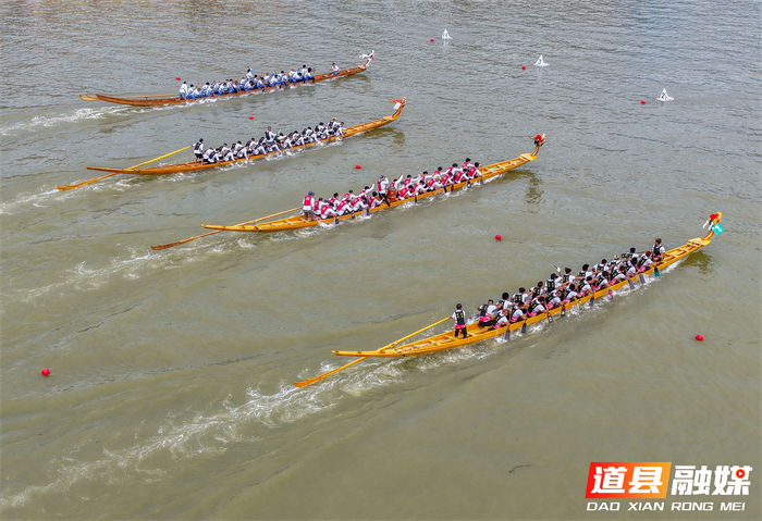 2026年6月12日，在湖南省永州市道县潇水河水域，参赛龙舟队在比赛中。