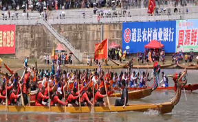 视频 | 奋楫逐浪庆端午 百龙竞渡燃全城