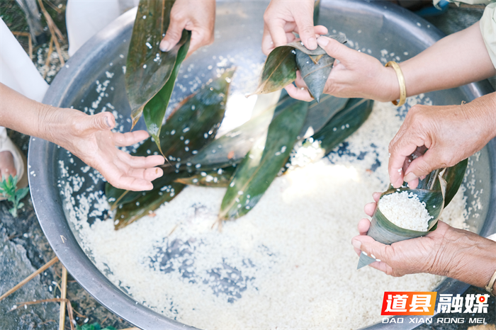 0620粽叶飘香迎端午,邻里欢聚话温情——梅花镇石下渡村开展包粽子活动01_副本.png 0620粽叶飘香迎端午,邻里欢聚话温情——梅花镇石下渡村开展包粽子活动01_副本.png