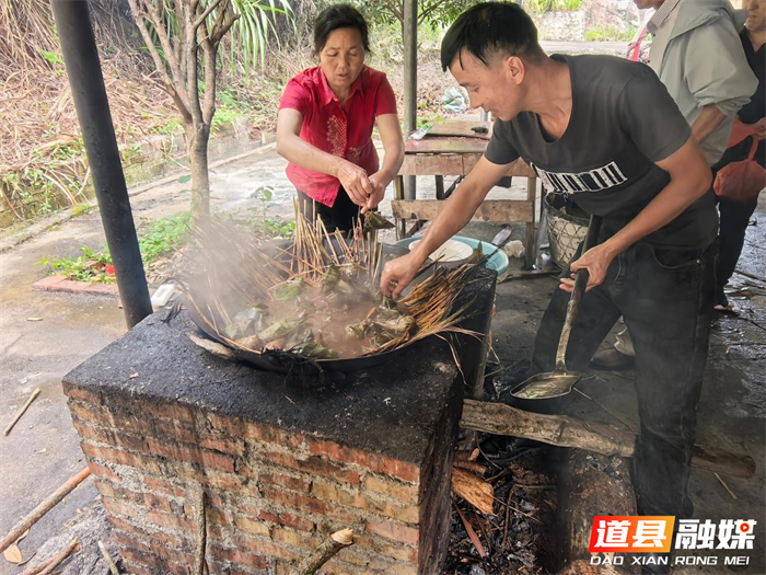 0620粽香飘菖路 温情暖乡邻 —— 横岭瑶族乡菖路村开展 “粽情端午” 主题活动05_副本.png 0620粽香飘菖路 温情暖乡邻 —— 横岭瑶族乡菖路村开展 “粽情端午” 主题活动05_副本.png