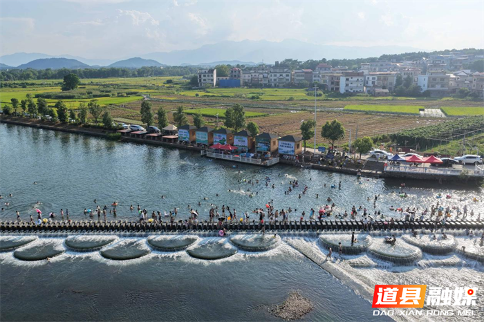 2026年7月12日，湖南省永州市道县梅花镇贵头村，人们在清清河水里休闲消暑享受清凉。近年来，道县坚守生态立县发展理念，扎实推进河长制落地见效，持续提升水源涵养水平，用心守护蓄水之“盆”，实现青山永驻、碧水长流、空气常新的生态愿景。
