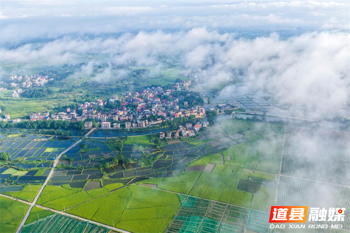 2026年7月10日，湖南省永州市道县清塘镇一带，错落村庄、连片农田与连绵群山在缥缈云雾间相映相融，勾勒出一幅秀美的乡村田园画卷。蒋克青