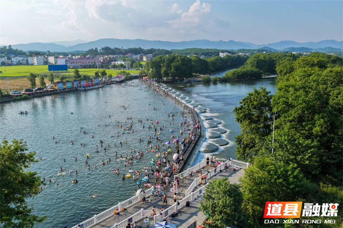 2026年7月12日，湖南省永州市道县梅花镇贵头村，人们在清清河水里休闲消暑享受清凉。近年来，道县坚守生态立县发展理念，扎实推进河长制落地见效，持续提升水源涵养水平，用心守护蓄水之“盆”，实现青山永驻、碧水长流、空气常新的生态愿景。