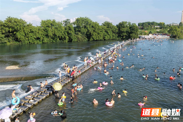 2026年7月12日，湖南省永州市道县梅花镇贵头村，人们在清清河水里休闲消暑享受清凉。近年来，道县坚守生态立县发展理念，扎实推进河长制落地见效，持续提升水源涵养水平，用心守护蓄水之“盆”，实现青山永驻、碧水长流、空气常新的生态愿景。