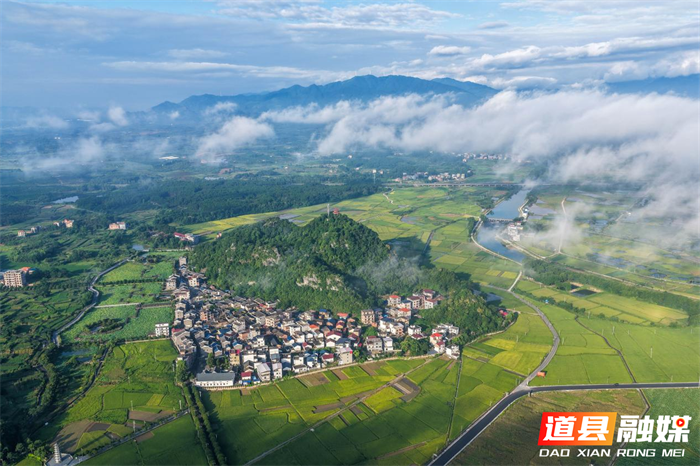 2026年7月10日，湖南省永州市道县清塘镇一带，错落村庄、连片农田与连绵群山在缥缈云雾间相映相融，勾勒出一幅秀美的乡村田园画卷。蒋克青