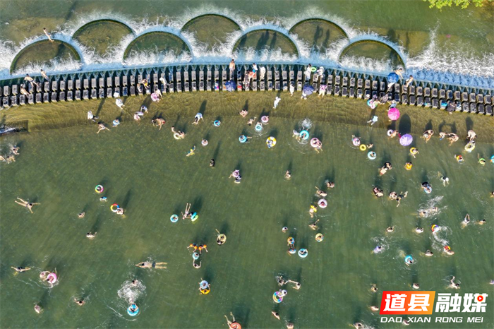 2026年7月12日,湖南省永州市道县梅花镇贵头村,人们在清清河水里休闲消暑享受清凉。近年来,道县坚守生态立县发展理念,扎实推进河长制落地见效,持续提升水源涵养水平,用心守护蓄水之“盆”,实现青山永驻、碧水长流、空气常新的生态愿景。