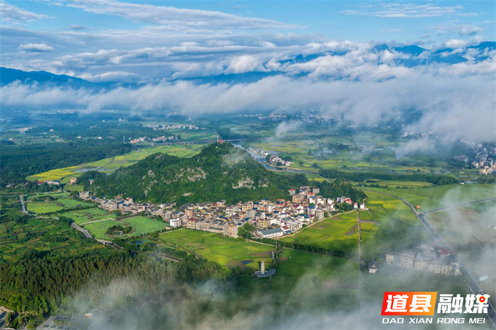 2026年7月10日，湖南省永州市道县清塘镇一带，错落村庄、连片农田与连绵群山在缥缈云雾间相映相融，勾勒出一幅秀美的乡村田园画卷。蒋克青