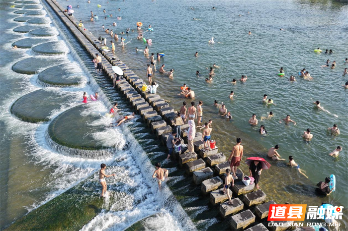 2026年7月12日，湖南省永州市道县梅花镇贵头村，人们在清清河水里休闲消暑享受清凉。近年来，道县坚守生态立县发展理念，扎实推进河长制落地见效，持续提升水源涵养水平，用心守护蓄水之“盆”，实现青山永驻、碧水长流、空气常新的生态愿景。