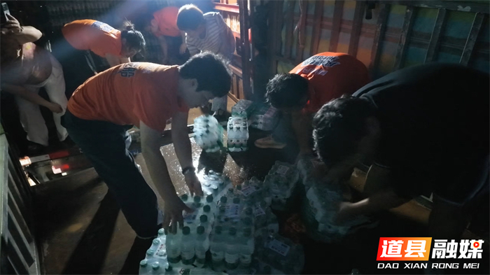 0713道县：汇聚民间大爱 千里驰援广西洪涝灾区01_副本.jpg