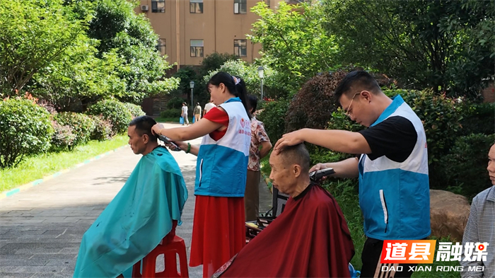 0713道县：志愿服务进小区 温情便民暖人心01_副本.jpg