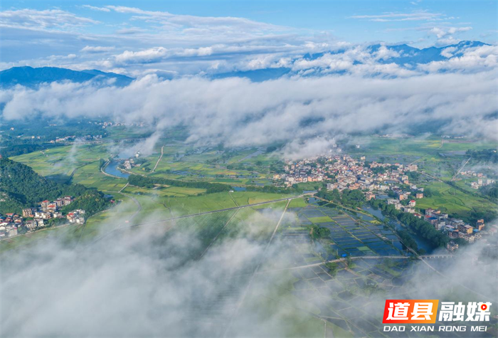 2026年7月10日，湖南省永州市道县清塘镇一带，错落村庄、连片农田与连绵群山在缥缈云雾间相映相融，勾勒出一幅秀美的乡村田园画卷。蒋克青