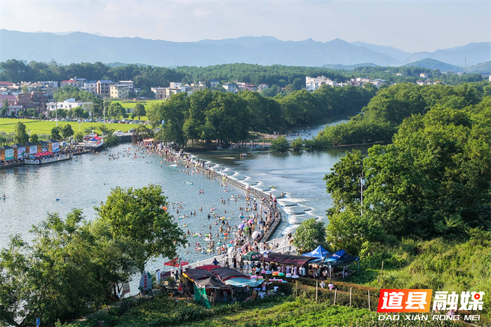 2026年7月12日，湖南省永州市道县梅花镇贵头村，人们在清清河水里休闲消暑享受清凉。近年来，道县坚守生态立县发展理念，扎实推进河长制落地见效，持续提升水源涵养水平，用心守护蓄水之“盆”，实现青山永驻、碧水长流、空气常新的生态愿景。