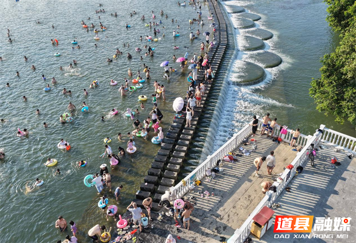 2026年7月12日，湖南省永州市道县梅花镇贵头村，人们在清清河水里休闲消暑享受清凉。近年来，道县坚守生态立县发展理念，扎实推进河长制落地见效，持续提升水源涵养水平，用心守护蓄水之“盆”，实现青山永驻、碧水长流、空气常新的生态愿景。