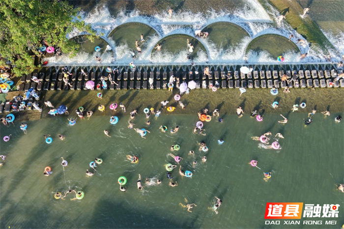 2026年7月12日，湖南省永州市道县梅花镇贵头村，人们在清清河水里休闲消暑享受清凉。近年来，道县坚守生态立县发展理念，扎实推进河长制落地见效，持续提升水源涵养水平，用心守护蓄水之“盆”，实现青山永驻、碧水长流、空气常新的生态愿景。