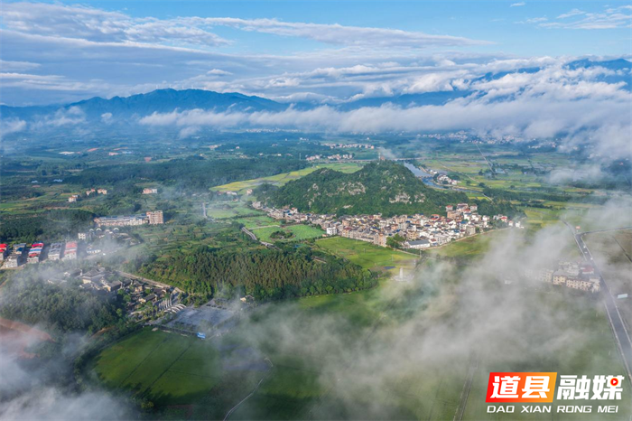 2026年7月10日，湖南省永州市道县清塘镇一带，错落村庄、连片农田与连绵群山在缥缈云雾间相映相融，勾勒出一幅秀美的乡村田园画卷。蒋克青