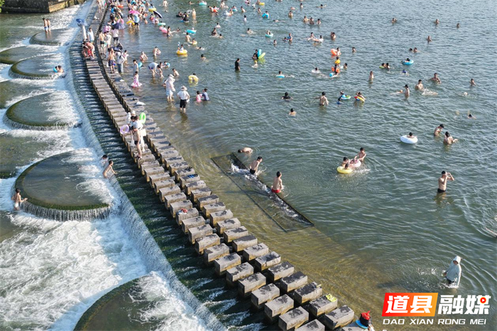 2026年7月12日，湖南省永州市道县梅花镇贵头村，人们在清清河水里休闲消暑享受清凉。近年来，道县坚守生态立县发展理念，扎实推进河长制落地见效，持续提升水源涵养水平，用心守护蓄水之“盆”，实现青山永驻、碧水长流、空气常新的生态愿景。