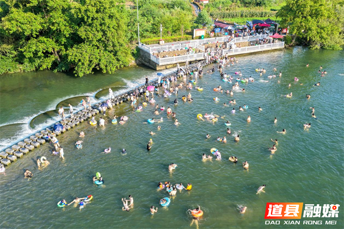 2026年7月12日，湖南省永州市道县梅花镇贵头村，人们在清清河水里休闲消暑享受清凉。近年来，道县坚守生态立县发展理念，扎实推进河长制落地见效，持续提升水源涵养水平，用心守护蓄水之“盆”，实现青山永驻、碧水长流、空气常新的生态愿景。