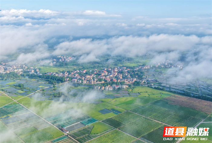 2026年7月10日，湖南省永州市道县清塘镇一带，错落村庄、连片农田与连绵群山在缥缈云雾间相映相融，勾勒出一幅秀美的乡村田园画卷。蒋克青