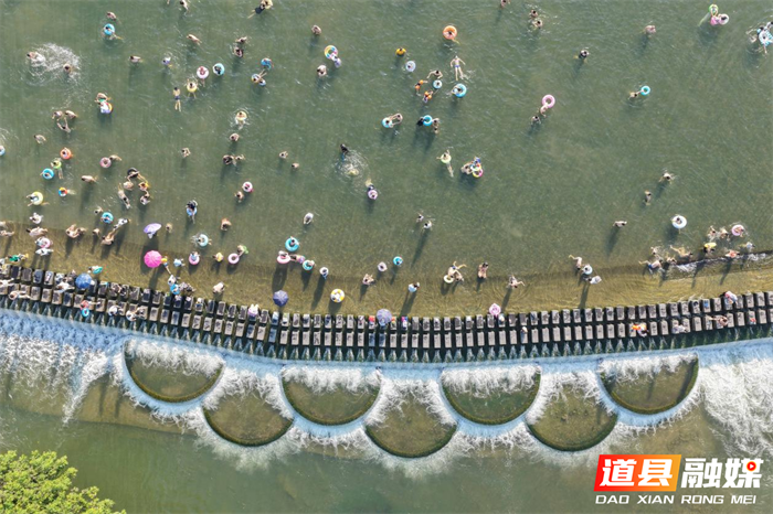 2026年7月12日，湖南省永州市道县梅花镇贵头村，人们在清清河水里休闲消暑享受清凉。近年来，道县坚守生态立县发展理念，扎实推进河长制落地见效，持续提升水源涵养水平，用心守护蓄水之“盆”，实现青山永驻、碧水长流、空气常新的生态愿景。
