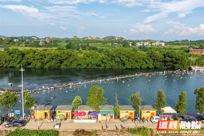 2026年7月12日，湖南省永州市道县梅花镇贵头村，人们在清清河水里休闲消暑享受清凉。近年来，道县坚守生态立县发展理念，扎实推进河长制落地见效，持续提升水源涵养水平，用心守护蓄水之“盆”，实现青山永驻、碧水长流、空气常新的生态愿景。